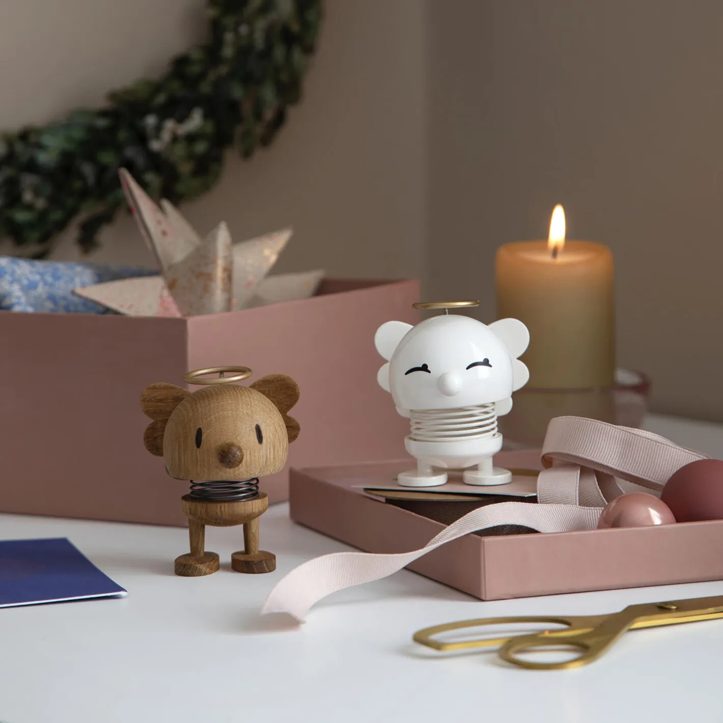 Hoptimist Angel Bimble, white> Figurer & Glaskunst