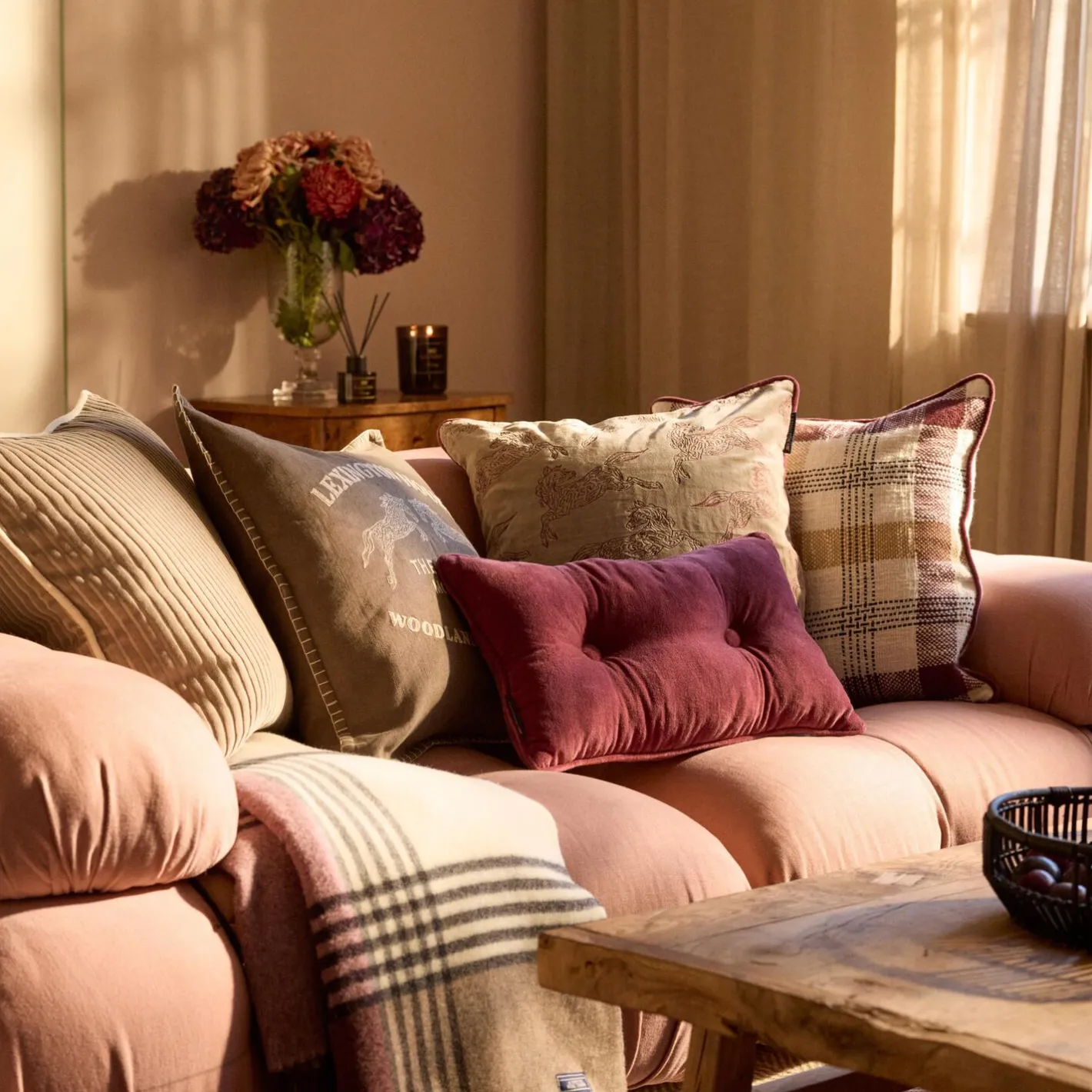 Lexington Buttoned Pillow, burgundy> Pyntepuder & Hynder