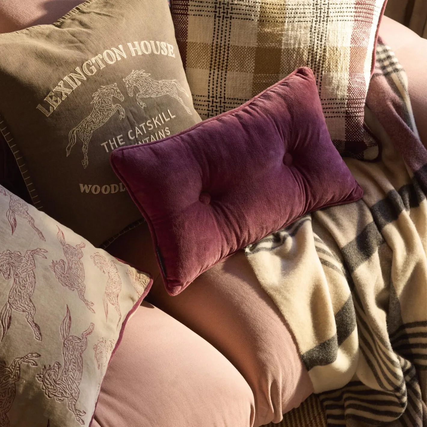 Lexington Buttoned Pillow, burgundy> Pyntepuder & Hynder