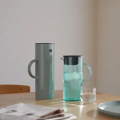 Stelton EM77 kande med låg 1,5 L.,> Kander & Karafler