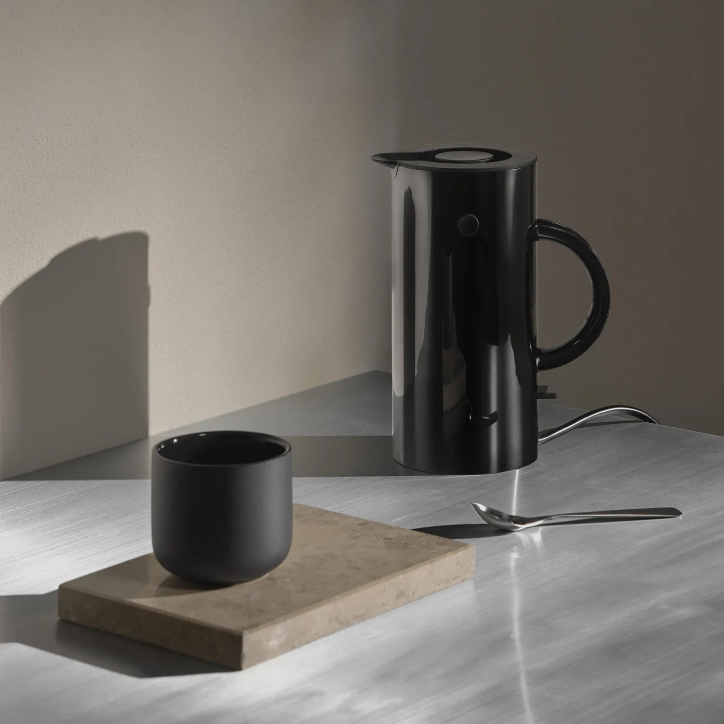 Stelton EM77 Mini Elkedel 0,5 L, black> Køkkenmaskiner