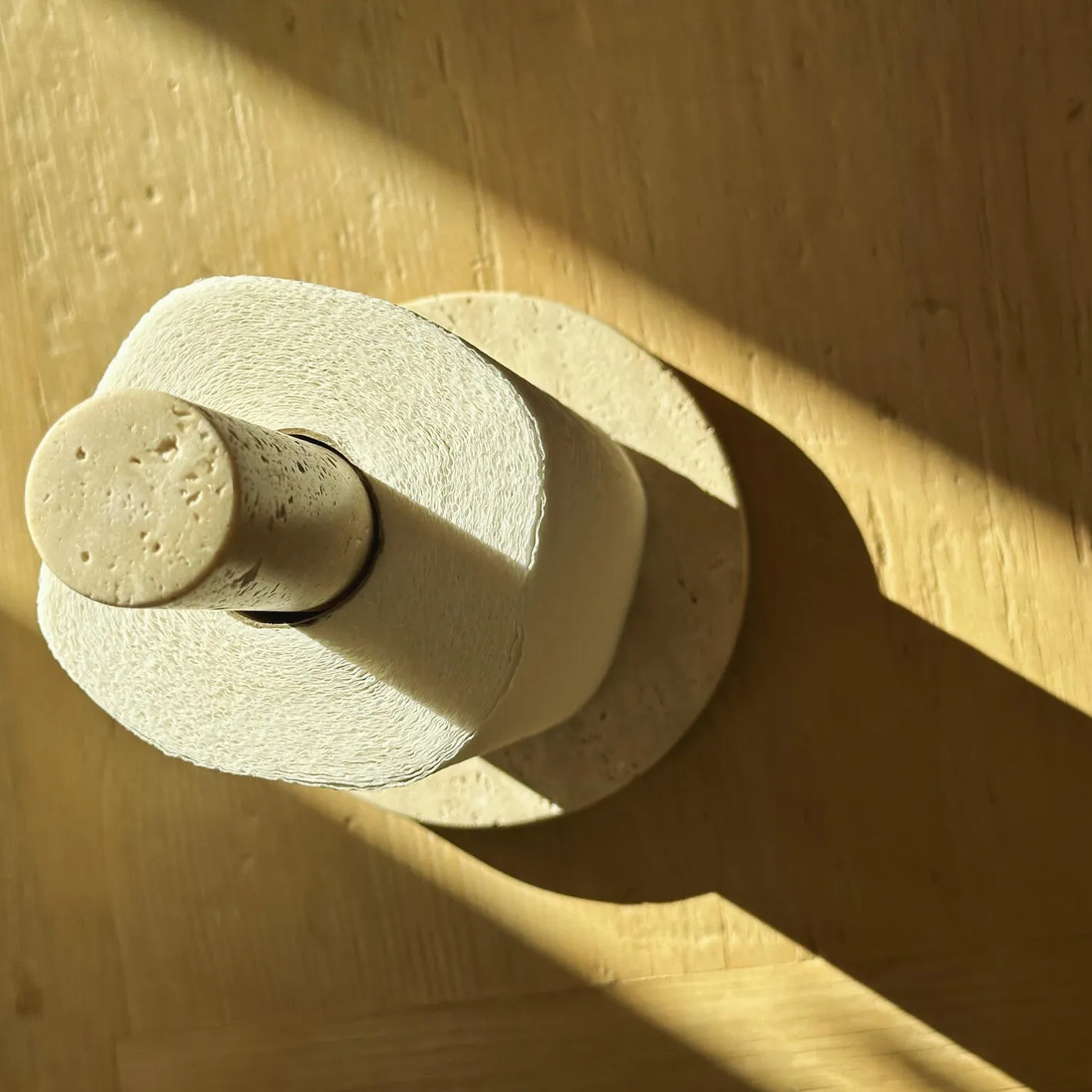 HOEME Copenhagen Køkkenrulleholder, sand