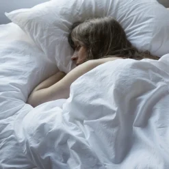 Nordic Sleep by Fossflakes Medium High hovedpude> Hovedpuder