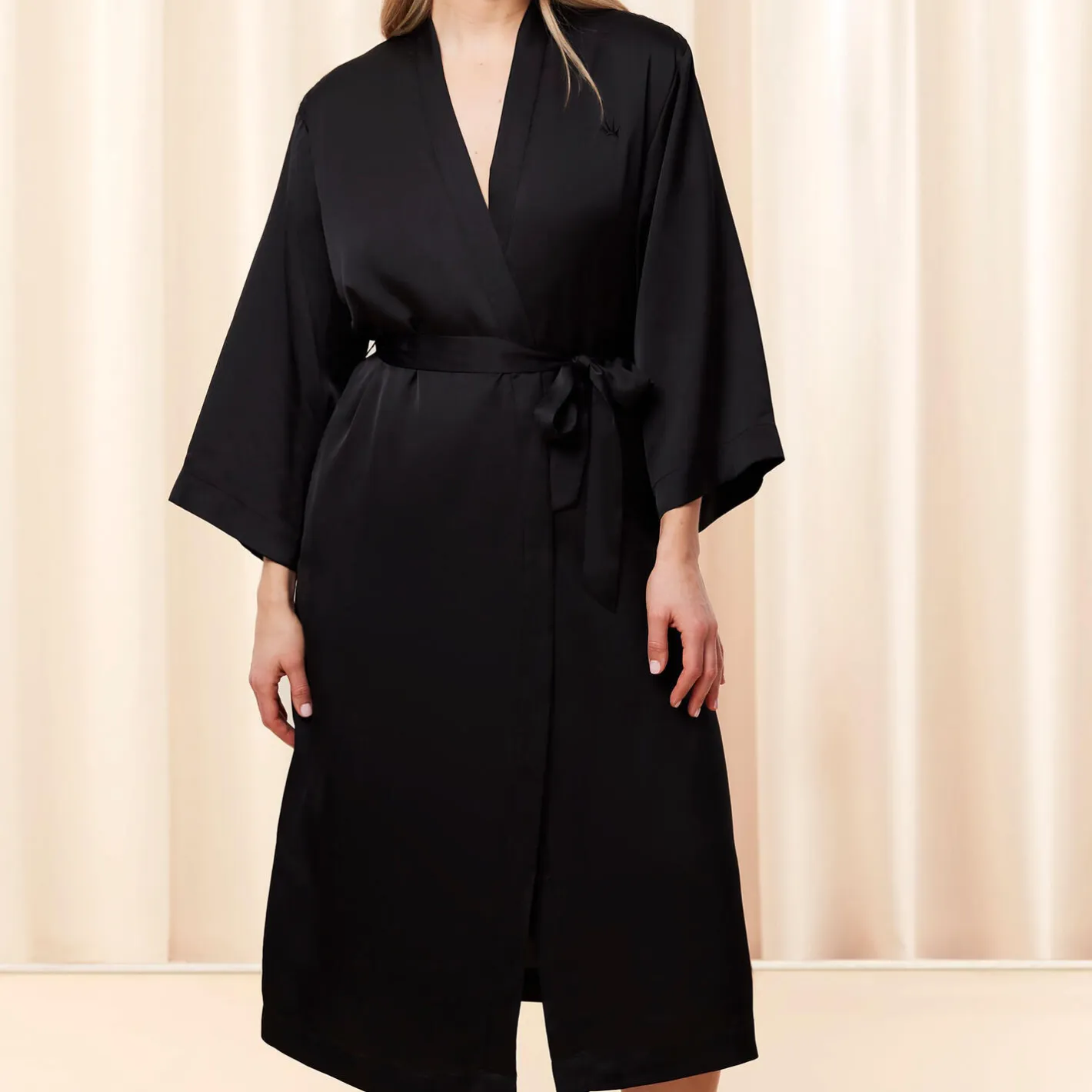 Triumph Robes Satin Robe 01, black>Dame Nattøj & Loungewear|Badekåber