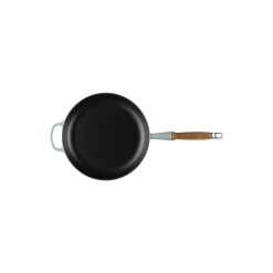 Sale Le Creuset Signature stegepande med træhåndtag Ø 28 cm, sea salt