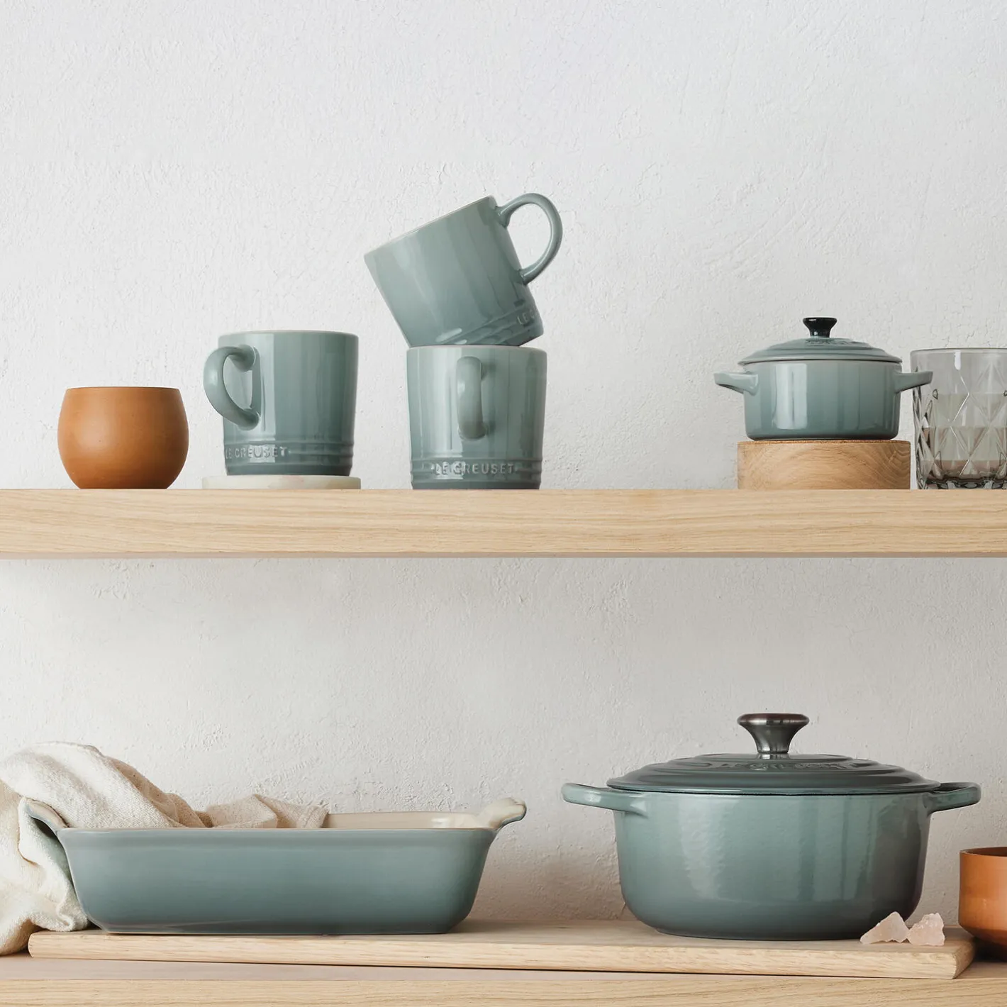 Sale Le Creuset Signature stegepande med træhåndtag Ø 28 cm, sea salt