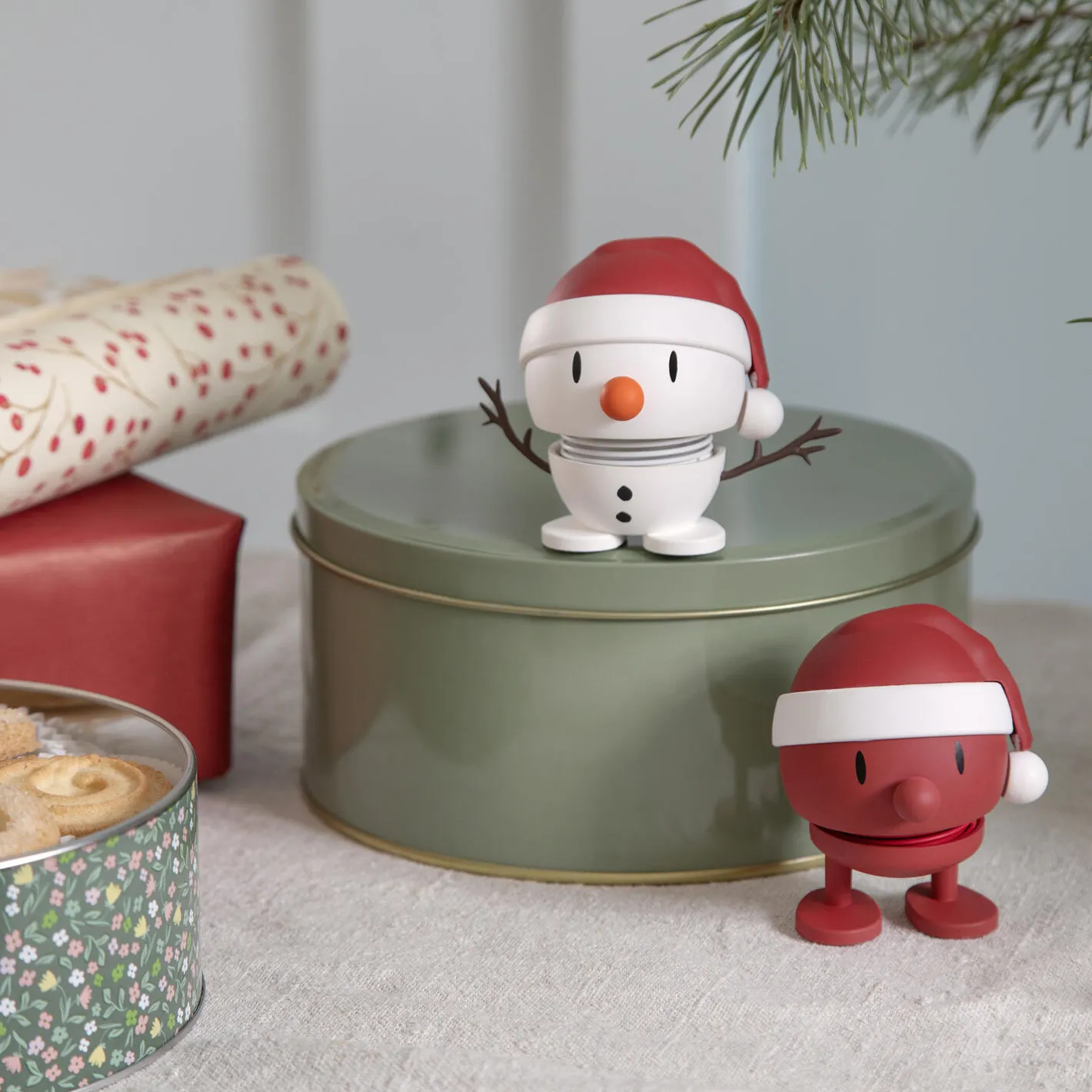 Hoptimist Soft Santa Bumble S, red> Figurer & Glaskunst