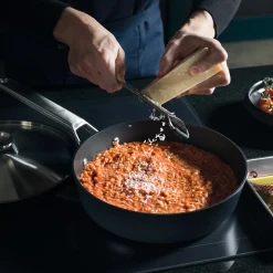 Discount Fiskars Taiten sauterpande med låg Ø 26 cm
